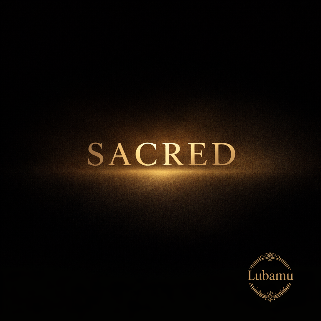 Sacred Kollektion von Lubamu – minimalistische Premium-Kerzenkollektion mit spiritueller Bedeutung, dargestellt durch goldene Typografie auf schwarzem Hintergrund