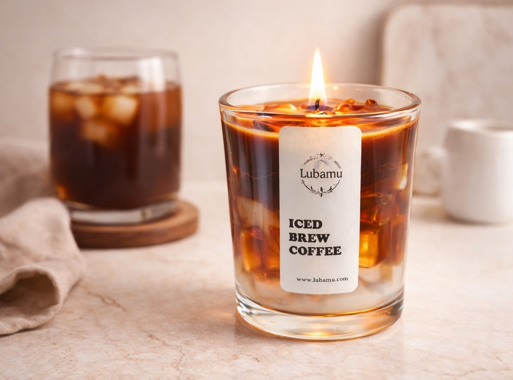 Brennende Gel-Kerze „ICED BREW COFFEE“ mit ruhiger Flamme und transparenter Kaffee-Optik im Glas