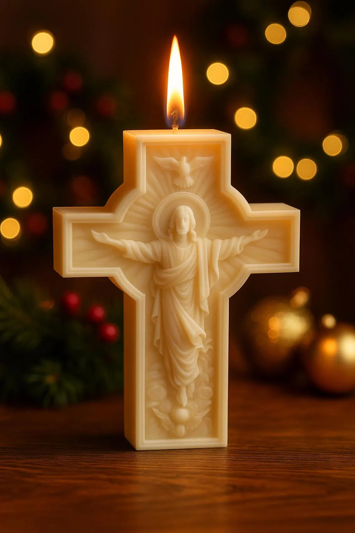 Brennende, cremefarbene Kerze in Kreuzform mit detailreicher Jesus-Figur und ausgebreiteten Armen, warm beleuchtet vor weihnachtlichem Hintergrund mit goldenen Lichtern.