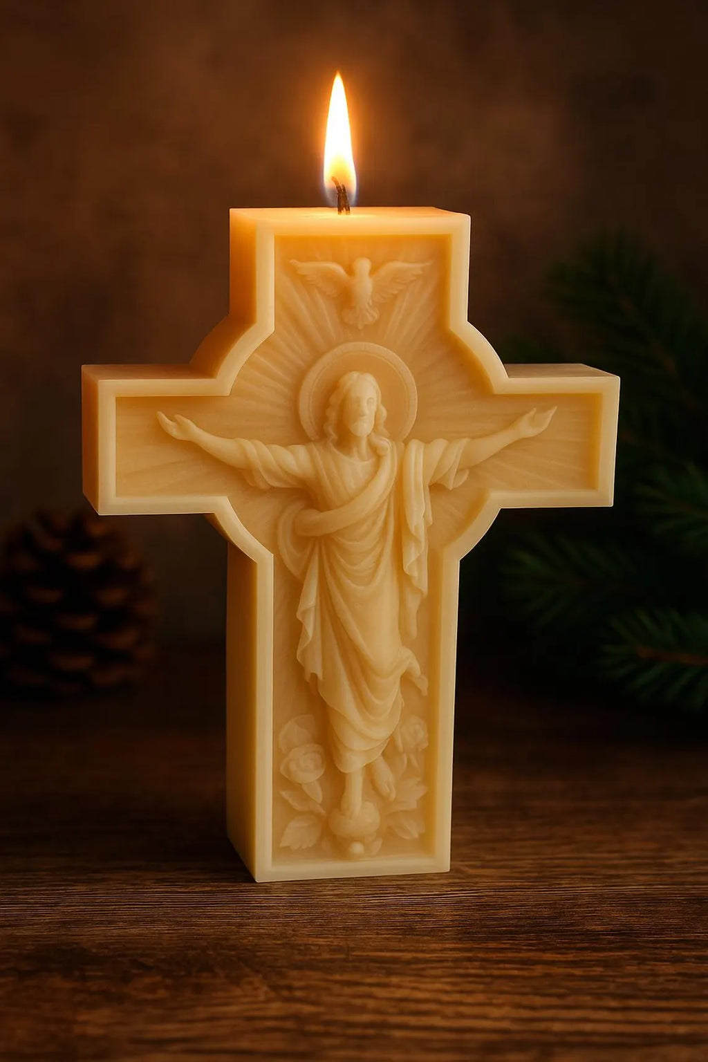 Brennende, cremefarbene Kerze in Kreuzform mit detailreicher Jesus-Figur und ausgebreiteten Armen, warmes Kerzenlicht vor ruhigem, dunklem Hintergrund.