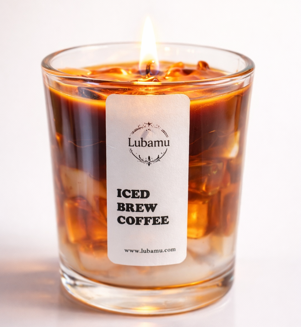 Moderne Kaffee-Duftkerze aus Kerzengel im Glas auf stilvollem Hintergrund, minimalistisches Interior-Design